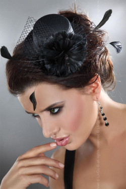 Чёрная шляпка с крупным цветком