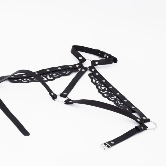 Черная резная портупея с клепками