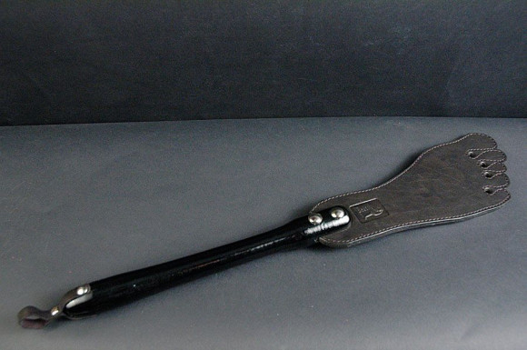 Чёрная шлёпалка  Горячая ступня  - 45 см.