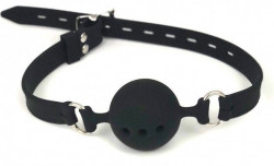 Черный кляп-шар на ремешках из силикона