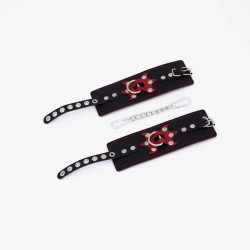 Черные кожаные наручники с красным декором и строчкой