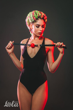 Красный кляп-шар Love Addict на черных ремнях Красный кляп-шар Love Addict на черных ремнях