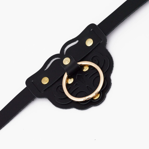 Черный фигурный кожаный ошейник с золотистой фурнитурой