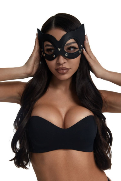 Черная кожаная маска кошки с клепками