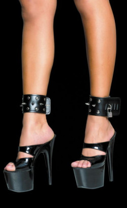 Чёрные кожаные оковы на ноги с шипами и клёпками