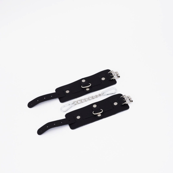 Черные кожаные наручники с хромированной фурнитурой