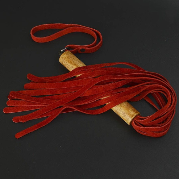 Красная велюровая плеть с деревянной рукоятью - 44 см.