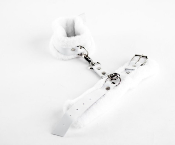 Белые кожаные наручники с нежным мехом
